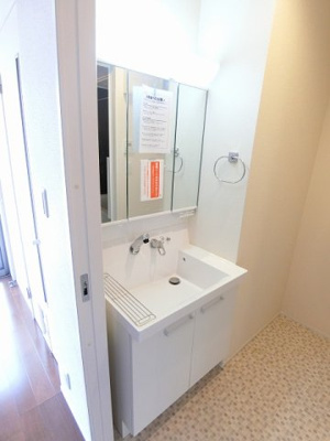 【洗面所】 | フォレ・リッシュ | 角度の変えられる3面鏡付きの洗髪洗面化粧台です♪朝のバタバタに大活躍！お化粧する時にも便利☆