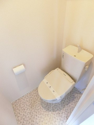 【トイレ】 | フォレ・リッシュ | トイレは温水洗浄便座付き♪人気のバストイレ別です♪上部にはトイレットペーパーなどの小物を置ける棚付きです♪