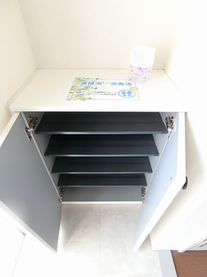 【玄関】 | フォレ・リッシュ | 玄関には上下タイプのシューズボックス付き！間のスペースは飾り棚や小物置き場として活用できます♪