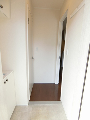 【展望】 | フォレ・リッシュ | 玄関から室内への景観です！コートやジャケットを掛けておくのに便利なフック付き！お出かけ前もバタバタしませんね☆