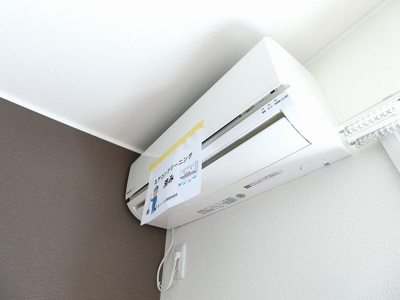 【設備】 | フォレ・リッシュ | 暑い夏や寒い冬に大活躍！リビングダイニングキッチンにあるエアコンです☆冷暖房完備で1年中快適に過ごせます♪