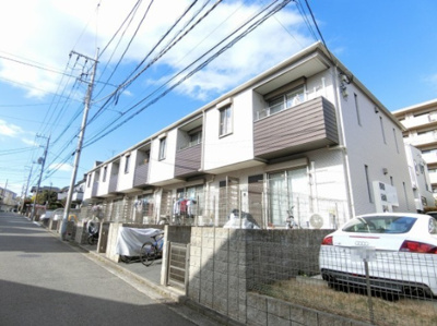 【外観】 | フォレ・リッシュ | ワンちゃんと一緒に暮らせる2階建てアパートです！2沿線利用可能な「センター北」駅・ブルーライン「中川」駅まで徒歩圏内！通勤通学・お買物にも便利な立地です☆