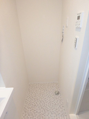 【設備】 | フォレ・リッシュ | 洗面所内、洗髪洗面化粧台横にある室内洗濯機置き場です♪室内に置けるので洗濯機が傷みにくい☆