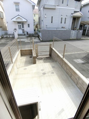 【庭】 | フォレ・リッシュ | テラスは南向きです！お洗濯物はお昼からでも乾きそう☆気分転換をするにも最適です☆