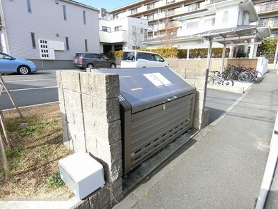 【その他共用部分】 | フォレ・リッシュ | 敷地内ごみ置き場でごみ出しもらくらく～♪忙しい社会人さんや主婦さんにもうってつけ！