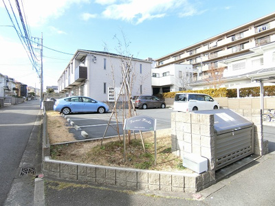 【駐車場】 | フォレ・リッシュ | いつでも目の届く敷地内に駐車場があります♪お車をお持ちのファミリーさんにオススメです☆