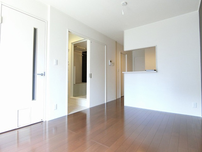 【居間・リビング】 | フォレ・リッシュ | 南向きリビングダイニングキッチン10帖☆テラスに繋がるお部屋です♪エアコン付きで1年中快適に過ごせます☆