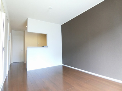 【居間・リビング】 | フォレ・リッシュ | 南向きリビングダイニングキッチン10帖☆女性に人気なカウンターキッチンです！椅子とテーブルを囲んで家族団欒の時間を過ごせます♪