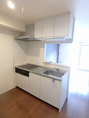 【キッチン】 | フォレ・リッシュ | 白を基調としたシステムキッチンです！場所を取るお鍋やお皿もたっぷり収納できてお料理がはかどります！