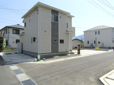【前面道路含む現地写真】 | ブルーミングガーデン笛吹市石和町広瀬 | 前面道路含む現地写真です