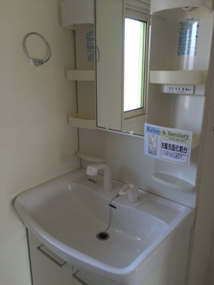 【独立洗面台】 | エリタージュB | 独立洗面台、小物を置くことができて便利です