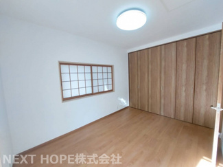 【洋室】 | 尼崎市大庄西町１丁目中古戸建 | １階洋室６帖です♪大きなクローゼットが設けられており、たくさんのお洋服・小物が収納できます！室内を有効に使用していただけます(^^)