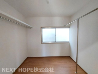 【収納】 | 尼崎市大庄西町１丁目中古戸建 | ２階納戸3.7帖です♪たくさんのお洋服・小物が収納できます！ファミリークローゼットとして活躍してくれます♪