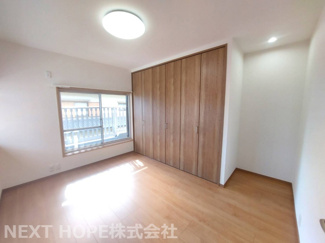 【洋室】 | 尼崎市大庄西町１丁目中古戸建 | ２階洋室6.5帖です♪大きなクローゼットが設けられております！たくさんのお洋服・小物が収納できるので、室内を有効に使用していただけます！