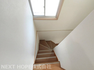 【内装】 | 尼崎市大庄西町１丁目中古戸建 | 階段部分です♪滑り止めも付いており、安心安全ですね(^^)