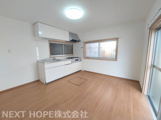 【キッチン】 | 尼崎市大庄西町１丁目中古戸建 | ダイニングキッチンは８帖です♪三面採光でたいへん明るい室内です！令和4年12月末室内外リフォーム済み！お待たせ無しで即ご入居していただけます(^^)