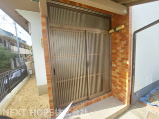 【玄関】 | 尼崎市大庄西町１丁目中古戸建 | 玄関ドアは引き違い戸です♪