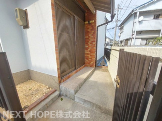 【玄関】 | 尼崎市大庄西町１丁目中古戸建 | 門扉も有り、プライバシーも守れますね(^^)