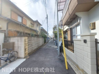 【前面道路含む現地写真】 | 尼崎市大庄西町１丁目中古戸建 | 角地で明るく開放的です！こちらは南側の前面道路です！