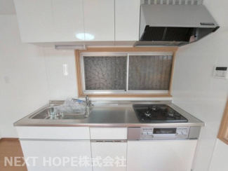 【キッチン】 | 尼崎市大庄西町１丁目中古戸建 | 新品のシステムキッチンです♪シンク前には窓も有り、明るく快適です！白色を基調とした洗練されたキッチンです(^^)