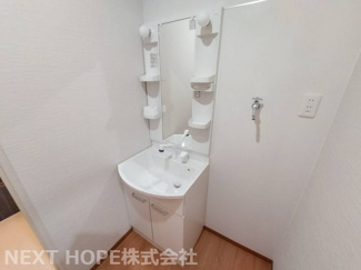 【独立洗面台】 | 尼崎市大庄西町１丁目中古戸建 | 新品の洗面化粧台です♪シャワー水栓で使い勝手も良いです！洗面台横には室内洗濯機置き場もございます(^^)