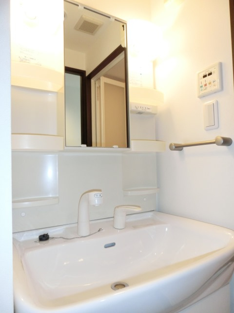 Gramercy Juso-higashi1stの独立洗面台