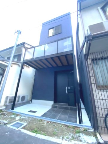 大阪市中央区谷町７丁目　新築戸建ての外観|■スタイリッシュな外観に、大型バルコニー♪♪
■バイク、自転車も濡れずに置けますよ♪♪