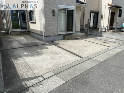 【駐車場】 | 明石市魚住町金ヶ崎　中古戸建 | 駐車スペース3台可♪（車種による）