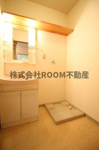 アヴァンセ八幡の洗面所|明るい洗面所です