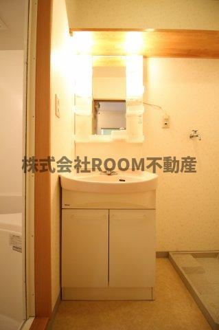 アヴァンセ八幡の独立洗面台|独立洗面台、小物を置くことができて便利です