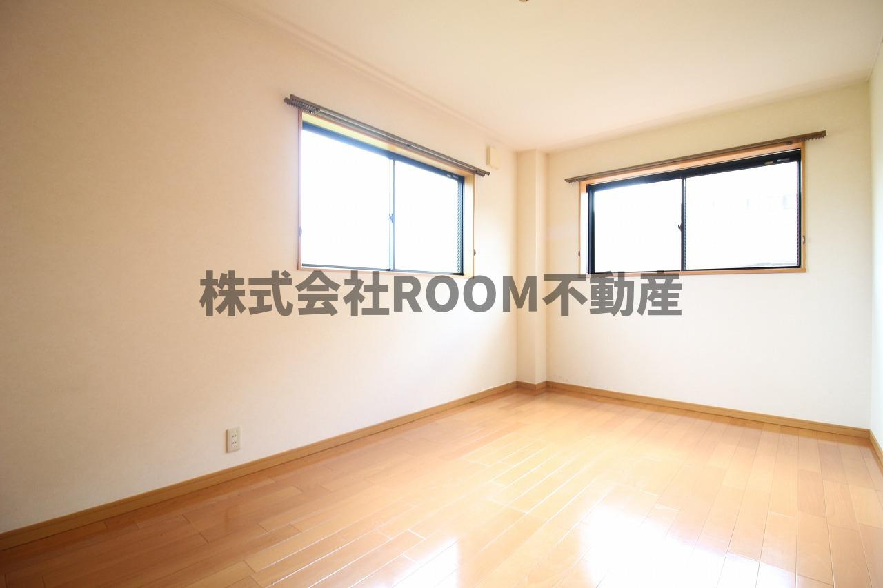 アヴァンセ八幡の洋室|明るい洋室です