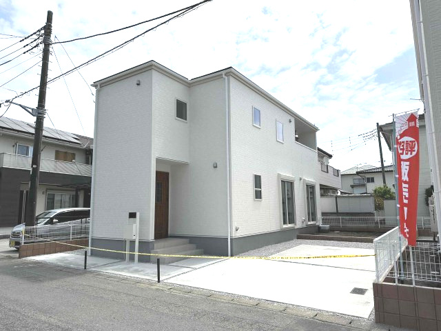 玉村町川井（全2棟）1号棟の外観|隣地との距離も保ちながらも綺麗な街並みに溶け込みました！
駐車スペースやお庭も十分に確保しています！