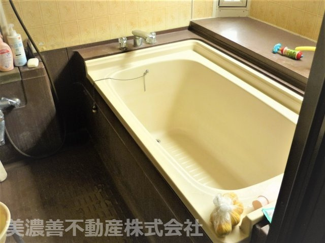 ６００５４　各務原市尾崎北町七丁目中古戸建ての浴室