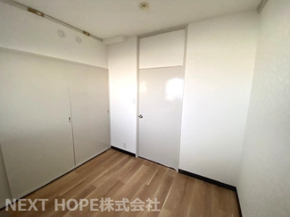 【洋室】 | 桜台ハイツ２号棟 | 玄関横の洋室４帖です♪大きな収納も設けられております！室内を有効に使用していただけます(^^)