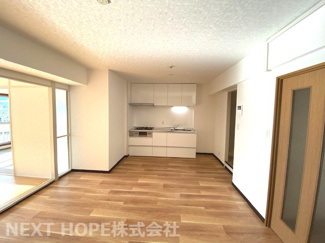 【居間・リビング】 | 桜台ハイツ２号棟 | ＬＤＫは約１１帖です♪ご家族が自然に集まれる室内中央に位置しております！室内は令和５年２月リフォーム済み！いつでもご覧いただけます(^^)お気軽にネクストホープ不動産販売までお問い合わせを！！