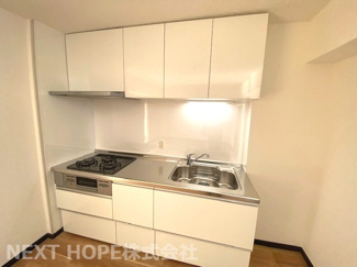 【キッチン】 | 桜台ハイツ２号棟 | 新品のシステムキッチンです♪収納力も有り、使い勝手も良いです！白色を基調とした洗練されたキッチンでお料理も楽しくなりますね(^^)