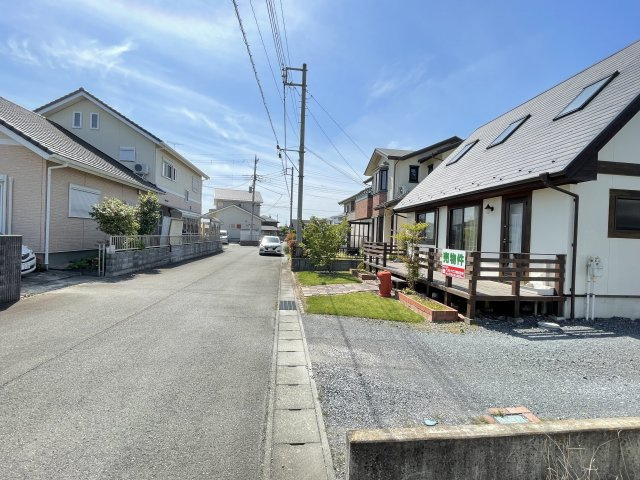 藤岡市岡之郷　中古の前面道路含む現地写真