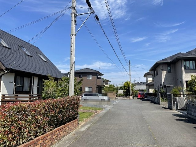藤岡市岡之郷　中古の前面道路含む現地写真