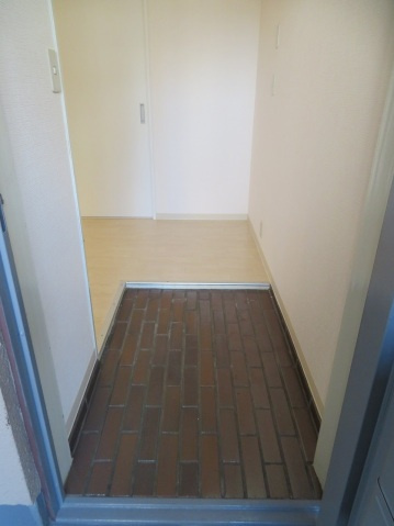 クリスタルハイツの玄関