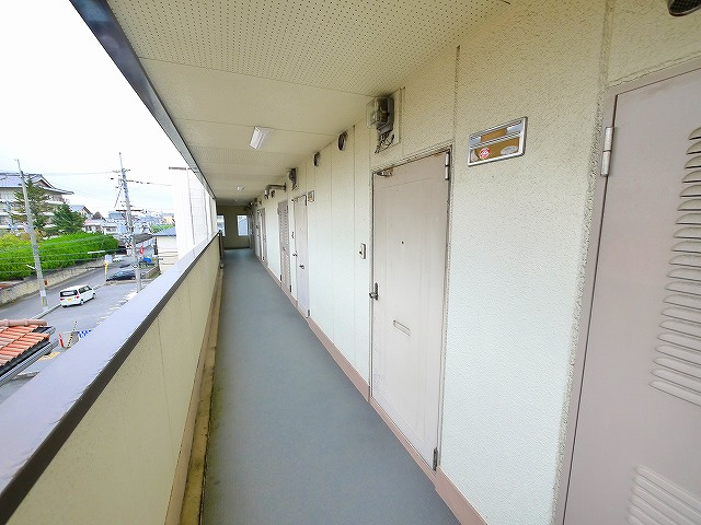 奥村マンションのエントランス|建物の内部です