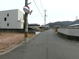 【前面道路含む現地写真】 | 土地　真備町尾崎　全1区画　45.81坪 | 西側前面道路は幅員約6ｍ