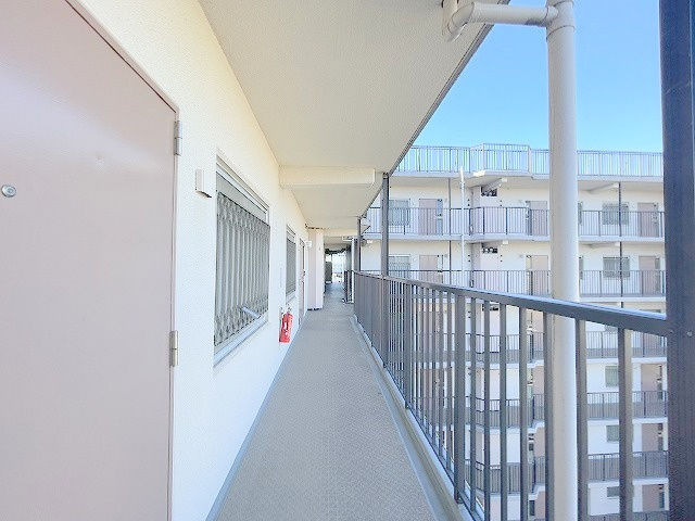 日商岩井三郷マンション　中古マンションのその他共用部分|玄関前廊下になります。