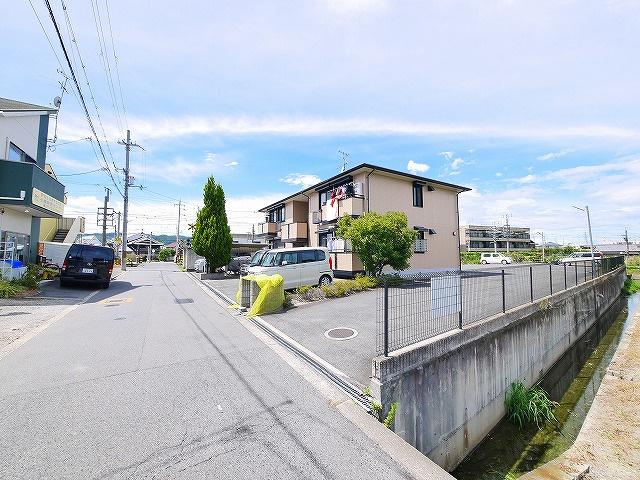 岡田モータープールの外観