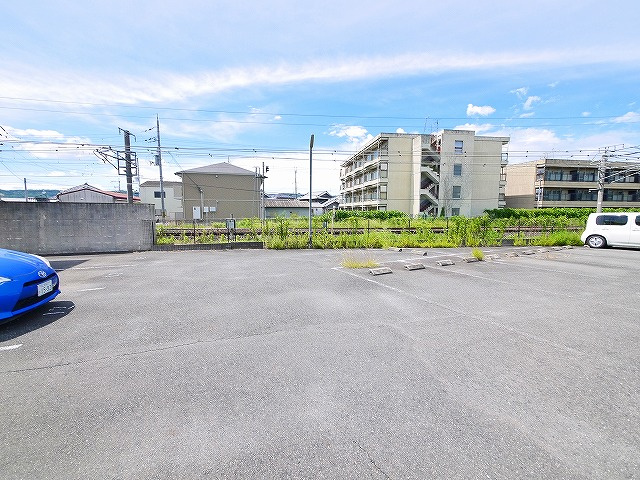 岡田モータープールの外観