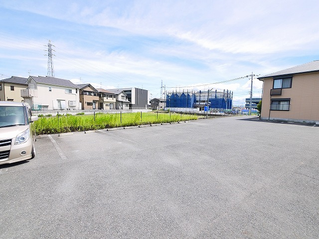 岡田モータープールの外観
