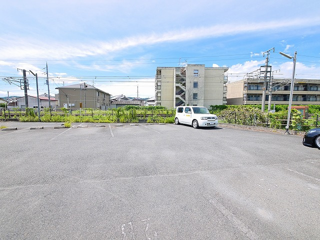 岡田モータープールの外観