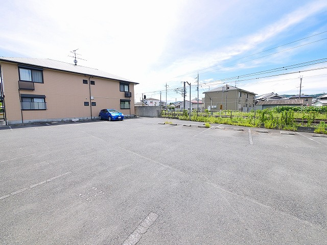 岡田モータープールの外観