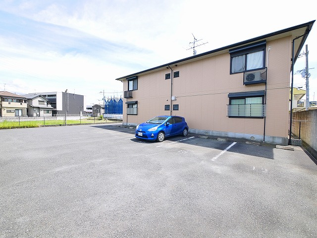 岡田モータープールの外観