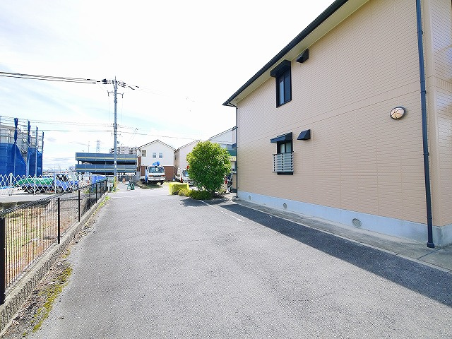 岡田モータープールの外観