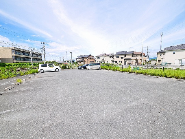 岡田モータープールの外観